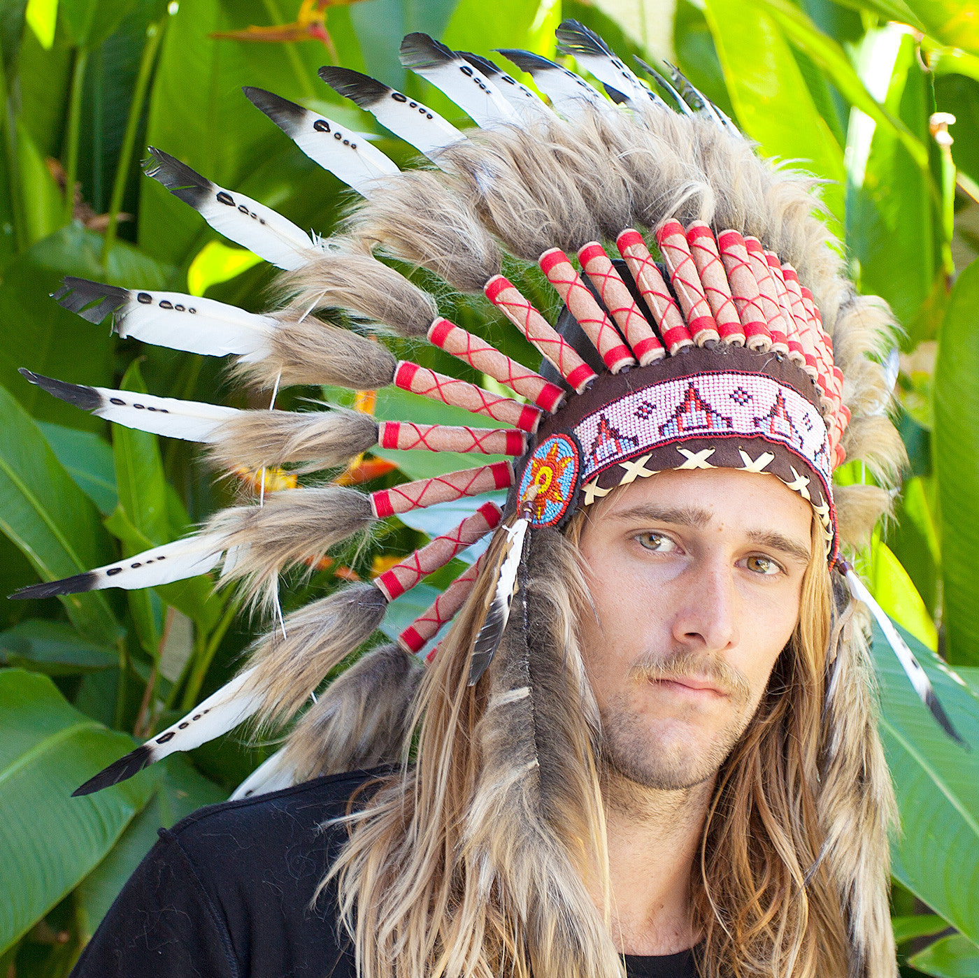 Фото индейца с перьями на голове