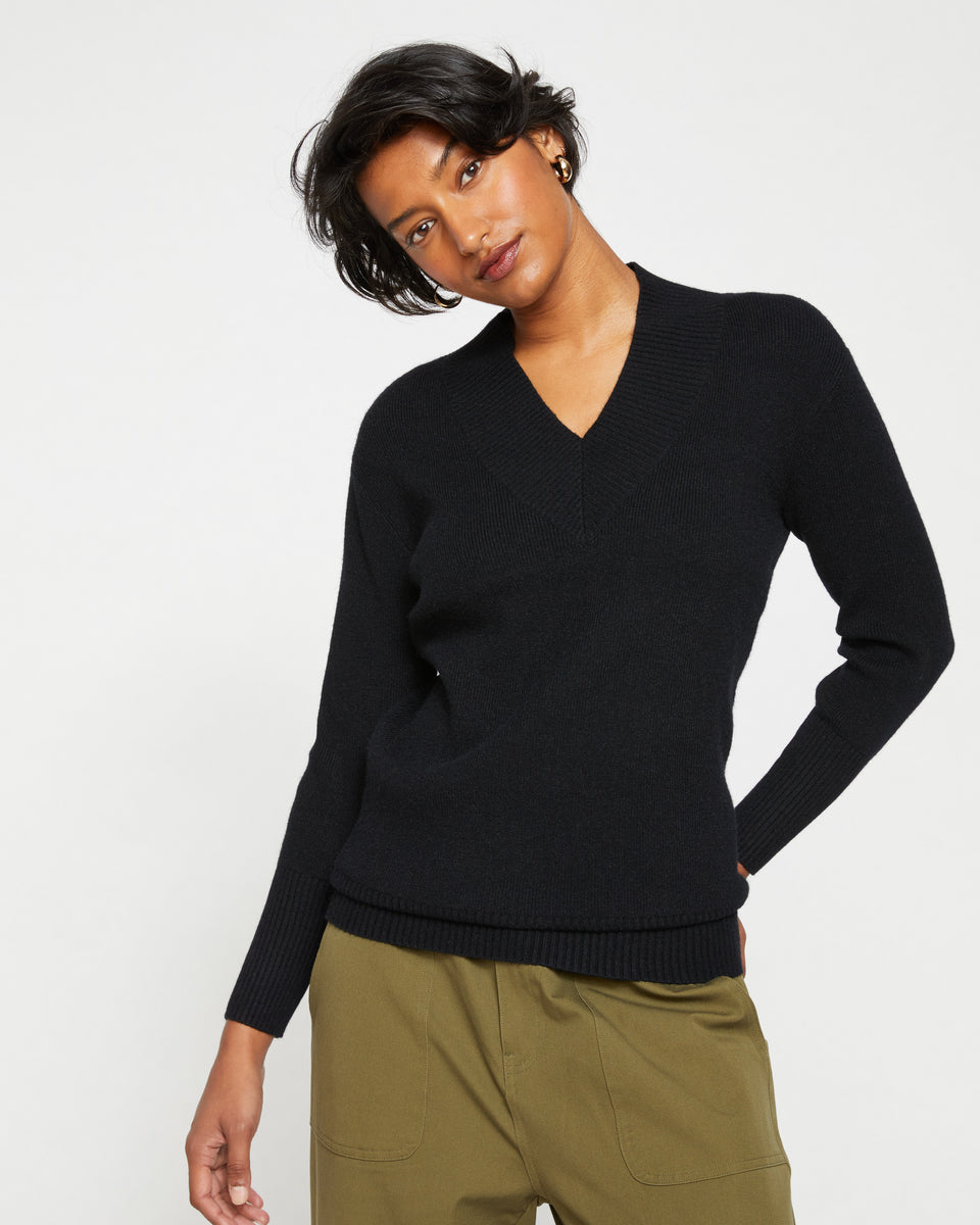 Blanket V Neck Sweater - Black Zoom image 0