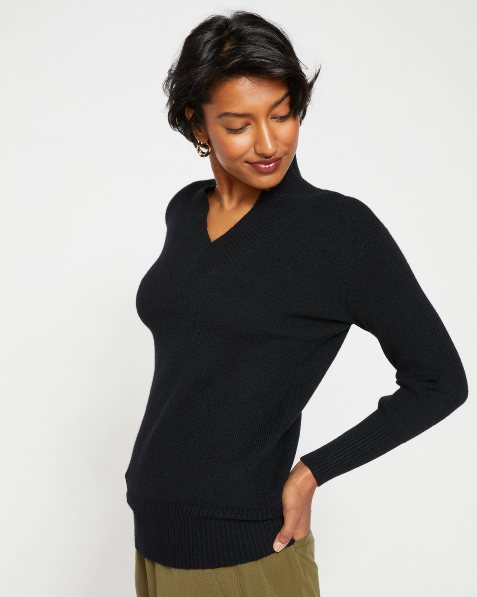 Blanket V Neck Sweater - Black Zoom image 2