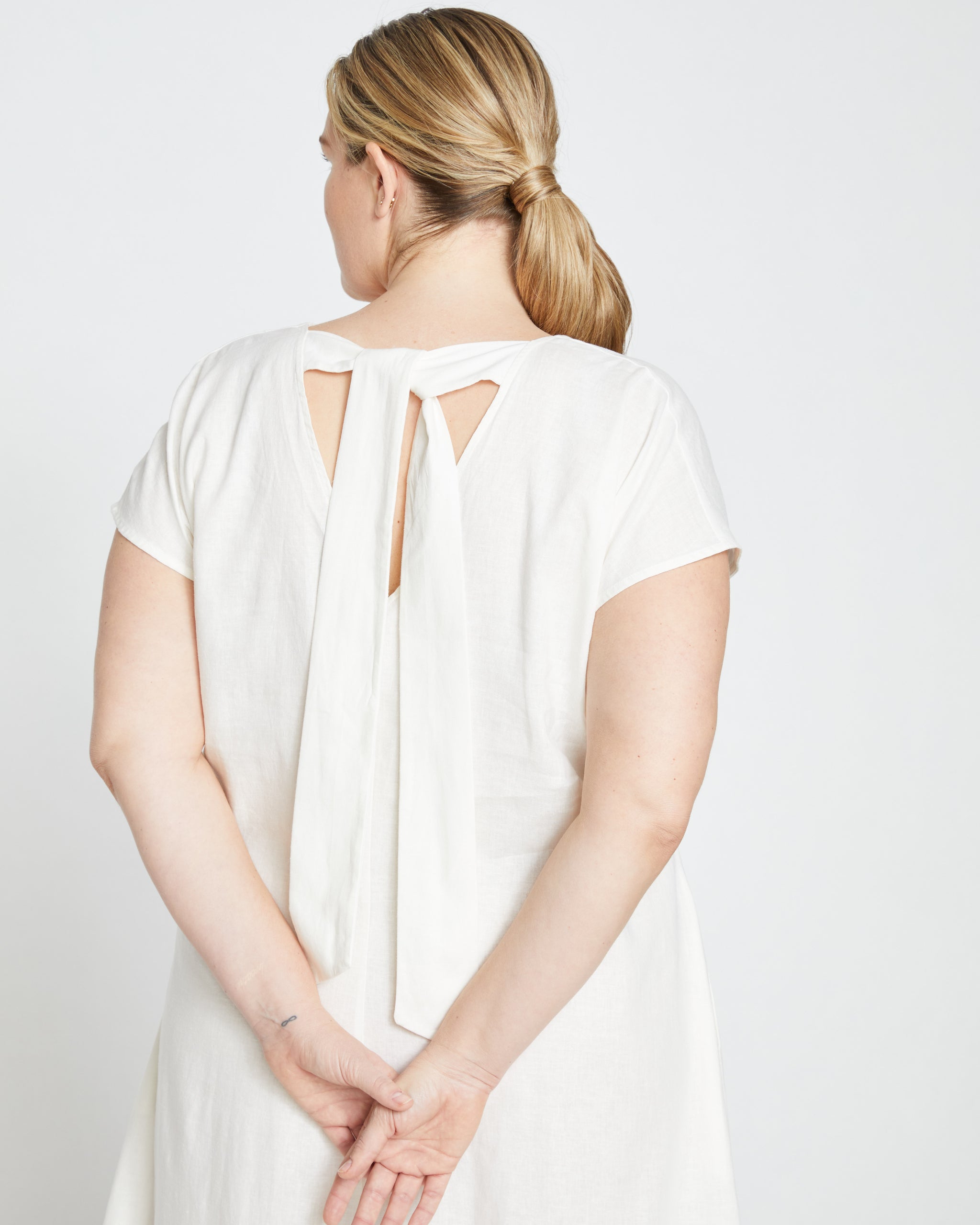 Louvre Bow Back Linen Dress - White Zoom image 3