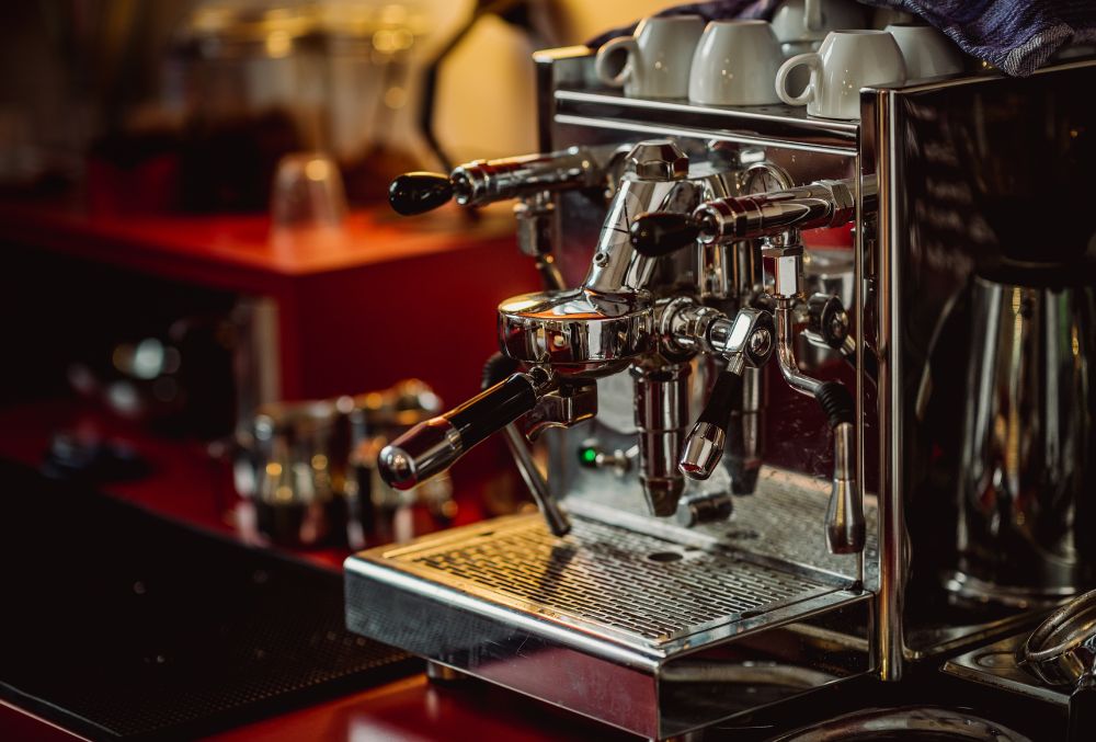 https://cdn.shopify.com/s/files/1/0838/4525/files/How_To_Choose_The_Right_Commercial_Espresso_Machine_For_Your_Coffee_Shop_1024x1024.jpg?v=1702628633