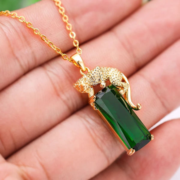 Leopard Gold-Plated Women's Necklace, Nature-Inspired, adorned with crystals, green zirconia stone, elegant, sophisticated, luxury fashion, and a touch of semi-precious elegance