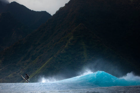 Photographer Alex Voyer shooting with Outex at Teahupoo's famous Surf Break 4