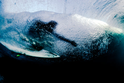 O fotógrafo profissional de surf Matt Catalano usa sistema à prova d'água Outex para câmeras