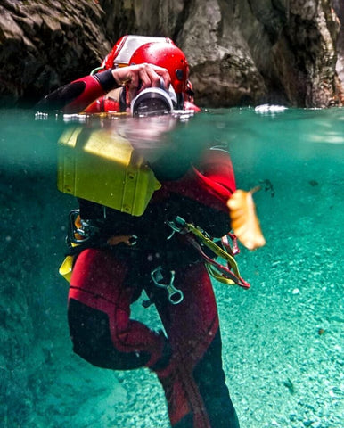 Le canonnier Alex Arnold s'appuie sur le système de boîtier sous-marin Outex pour son travail photographique lors de ses randonnées en canyoning à travers le monde.