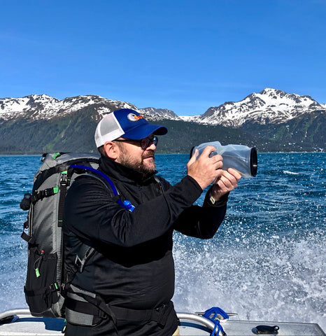 O fotógrafo profissional Dan M Less fotografando imagens da vida selvagem no Alasca usando estojos à prova d'água Outex para câmera Nikon