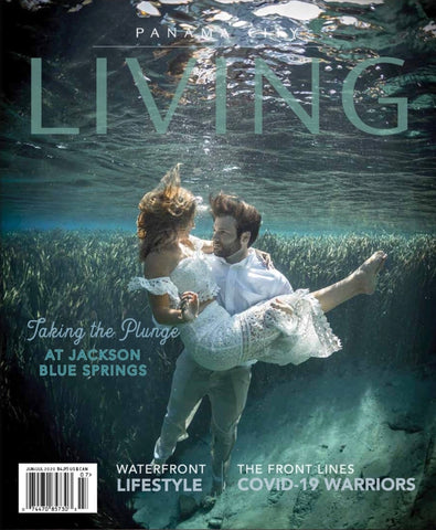 La photo de mariage sous-marine du photographe Outex John Starrett fait la couverture du Living Magazine 1