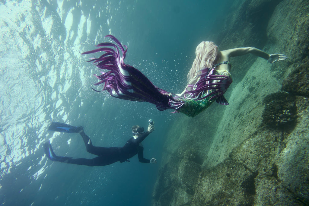 Usando máscaras e óculos de proteção ao fotografar modelo de sereia subaquática para obter melhores fotos 1