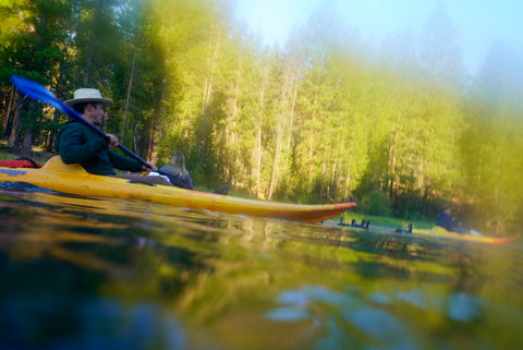 Chris Burkard andando de caiaque em Sunriver, OR com o fundador da Outex, JR deSouza