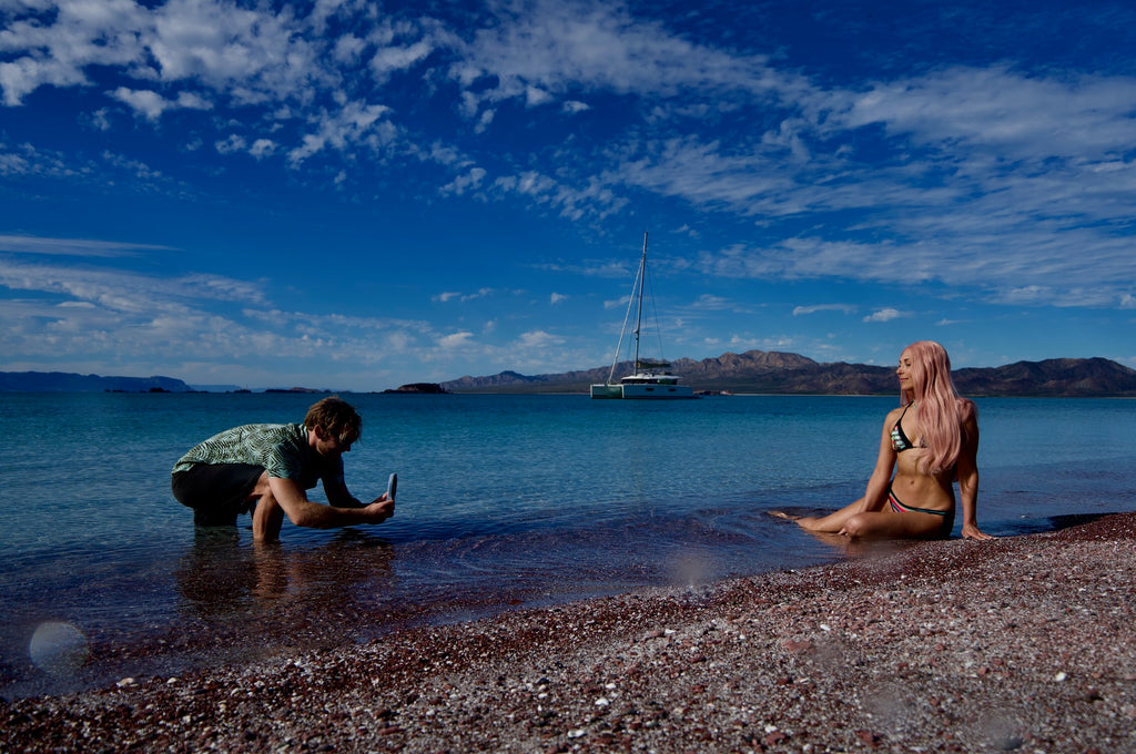 Séance photo sur la plage avec le boîtier sous-marin Outex pour téléphones intelligents