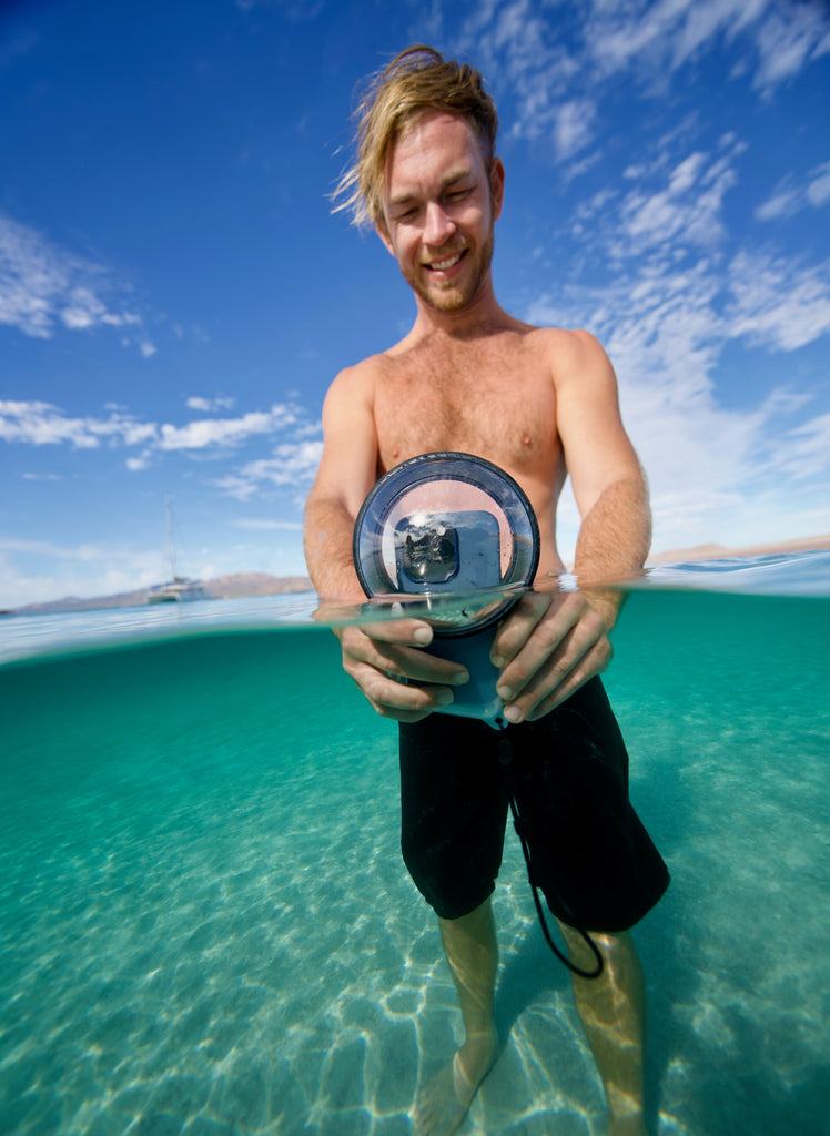 Fotógrafo subaquático de nível dividido, meio a meio, usando caixa à prova d'água Outex e porta de cúpula de vidro