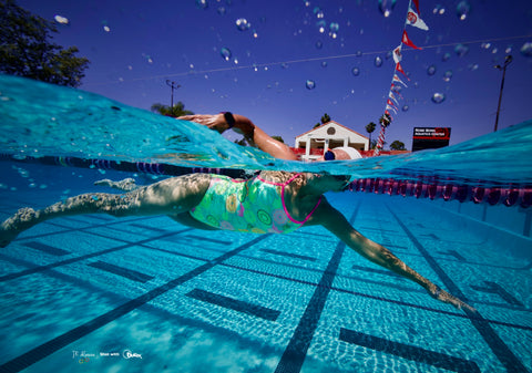 Foto subaquática meio a meio em nível dividido de uma nadadora usada para analisar sua técnica de braçada