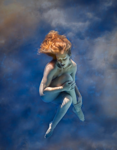 Fotografia subaquática de arte corporal nua por Dan Katz usando o sistema de caixa à prova d'água Outex 4