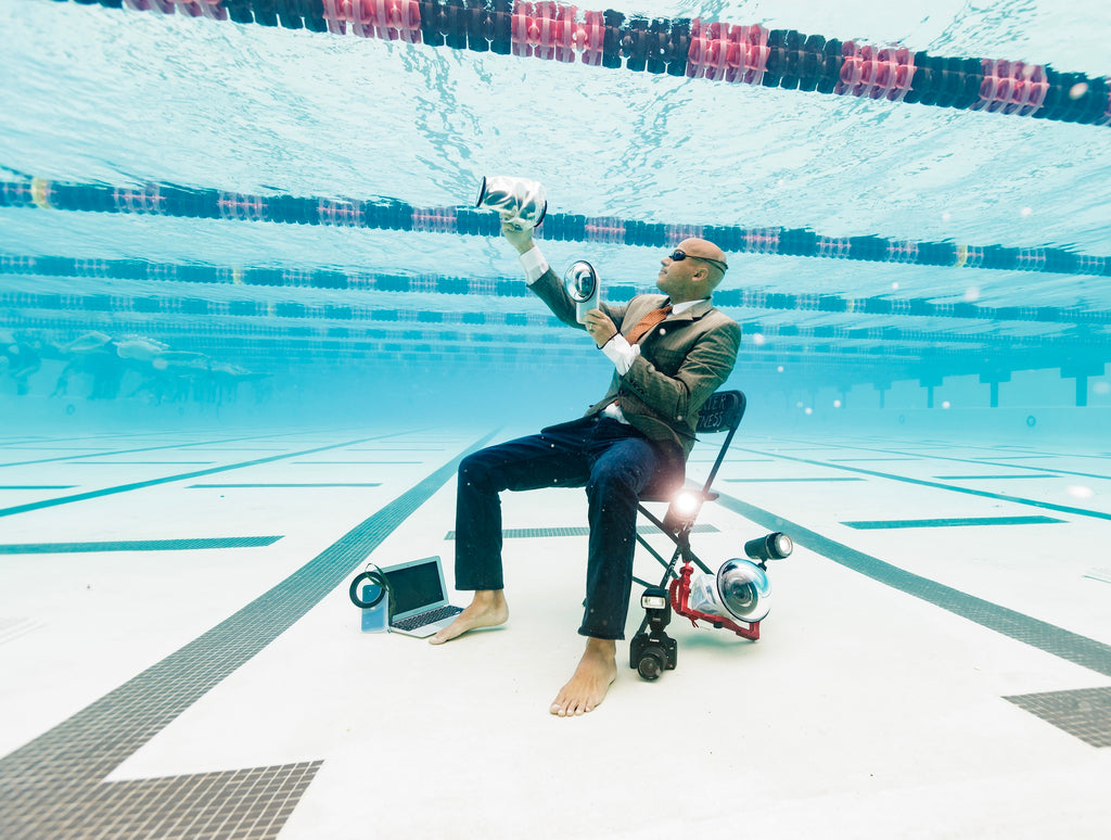 O fundador da Outex, Olympian JR deSouza, exibindo estojos subaquáticos para câmeras e smartphones debaixo d’água