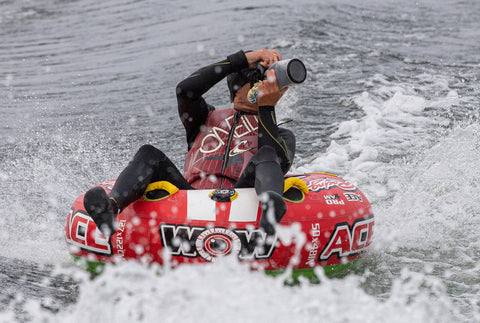 Marc Weiler en tournage avec Outex derrière un bateau de ski