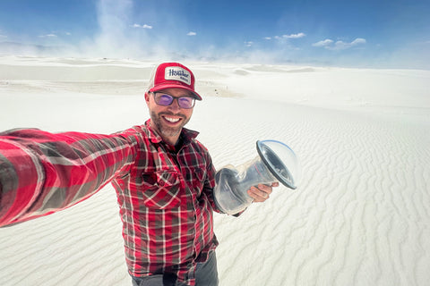 Le directeur de la photographie Michael Snyder tient le kit Outex Pro au parc national de White Sands