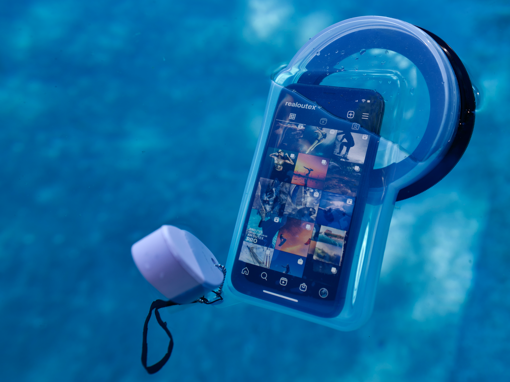 Étui de téléphone avec appareil photo sous-marin Outex flottant dans une piscine avec iPhone à l'intérieur