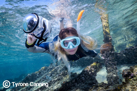A fotógrafa da Grande Barreira de Corais, Joeva Dachelet, vende impressões subaquáticas em resorts, boutiques e on-line 3
