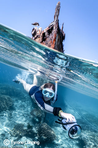 La photographe de la Grande Barrière de Corail, Joeva Dachelet, vend des tirages sous-marins dans des complexes hôteliers, des boutiques et en ligne 8