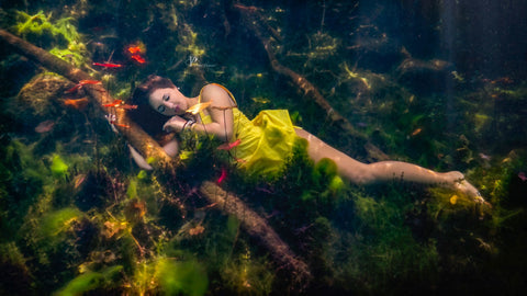 Fotógrafa profissional e embaixadora da Outex, Lori Probst, foto subaquática de cenotes mexicanos, foto de modelo usando vestido amarelo