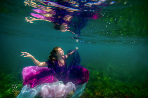 Modelo subaquático usando vestido roxo fotografado pela embaixadora Outex Lori Probst