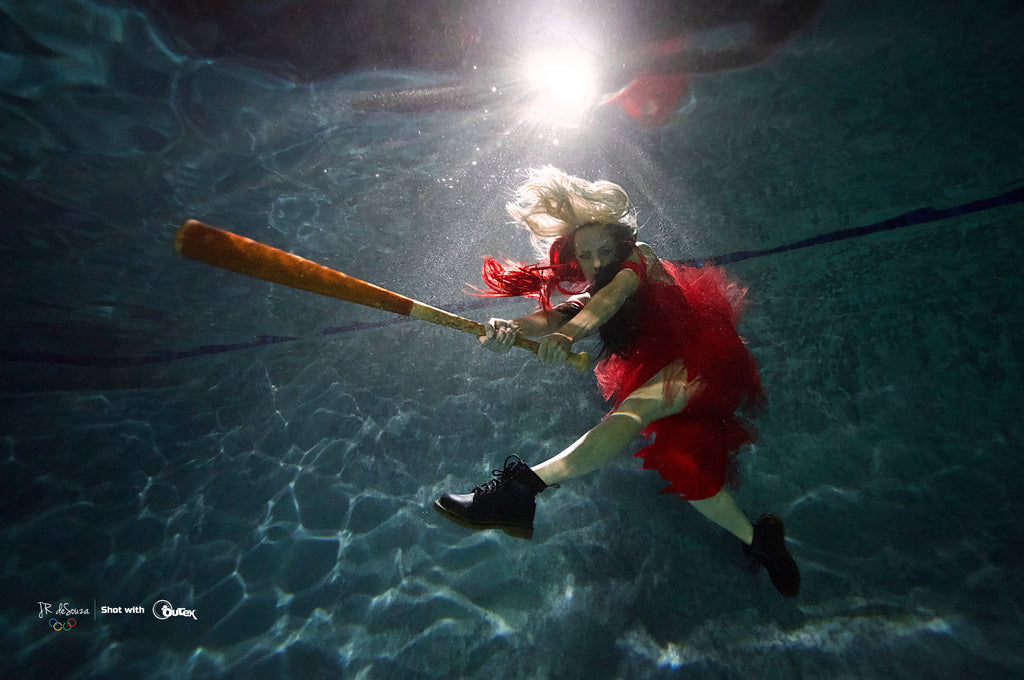 Séance photo sous-marine pour le système de boîtier sous-marin Outex avec modèle de costume