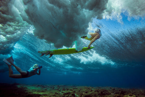 Sarah Lee fotografando um pato surfista mergulhando debaixo d'água com a capa azul original da Outex. (Foto: Mark Tipple)