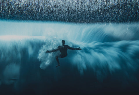 Foto de nadador subaquático da colaboração da Oceanographic Magazine com o sistema de habitação à prova d'água Outex