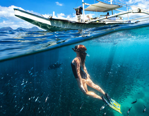 Photographie sur deux niveaux, moitié au-dessus/sous-marine, à l'aide d'objectifs dôme