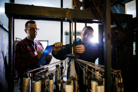 Hombres de fabricación de Ravenox trabajando en una máquina de cuerda vertical