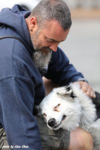 Veterano y su perro de servicio de la Operación Freedom Paws.