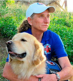 自由行动爪子玛丽·科塔尼和一只服务犬。