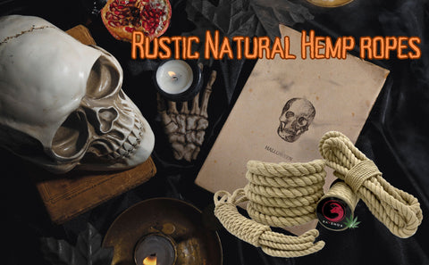 Se muestran cuerdas rústicas de cáñamo natural de Ravenox, perfectas para realzar la decoración de Halloween con un toque auténtico.