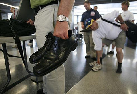 机场 TSA 安检时穿的鞋子 - 无需系鞋带，可轻松快速脱除