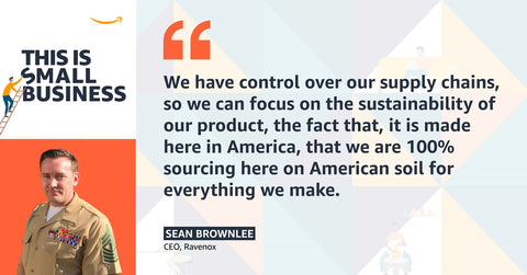 Sean Brownlee de Ravenox con una cita superpuesta: 'Tenemos control sobre nuestras cadenas de suministro, centrándonos en la sostenibilidad del producto y el abastecimiento 100% estadounidense.
