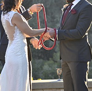 Ceremonia De Boda Unir Las Manos Con Cuerdas Colores