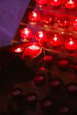 Velas de color burdeos para la luz del altar y la oración