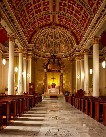 Dentro de una iglesia con iluminación tenue