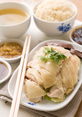 plate of hainanese chicken rice