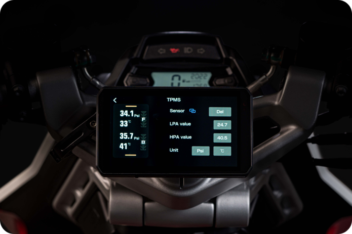 Chigee AIO-5 Lite Motorcycle Riding System with real-time tire pressure sensor monitoring.