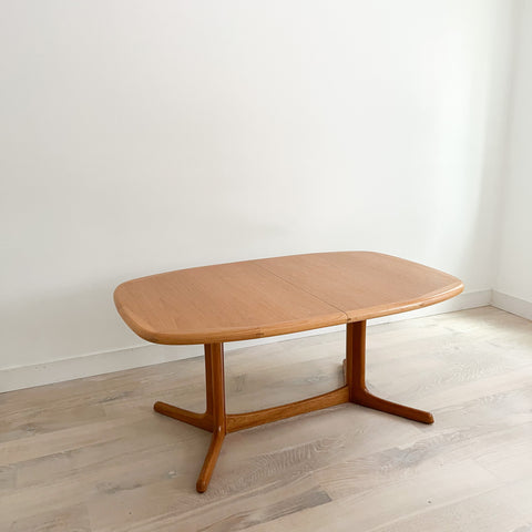 oval dining table with 2 leaves