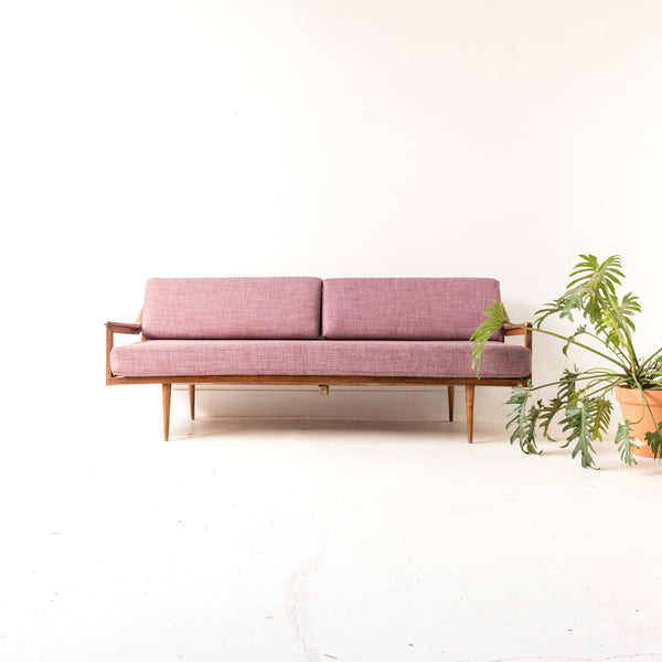 Mid Century Modern Sofa With Sculpted Arms And Tapered Legs 6 Grande ?v=1571477743