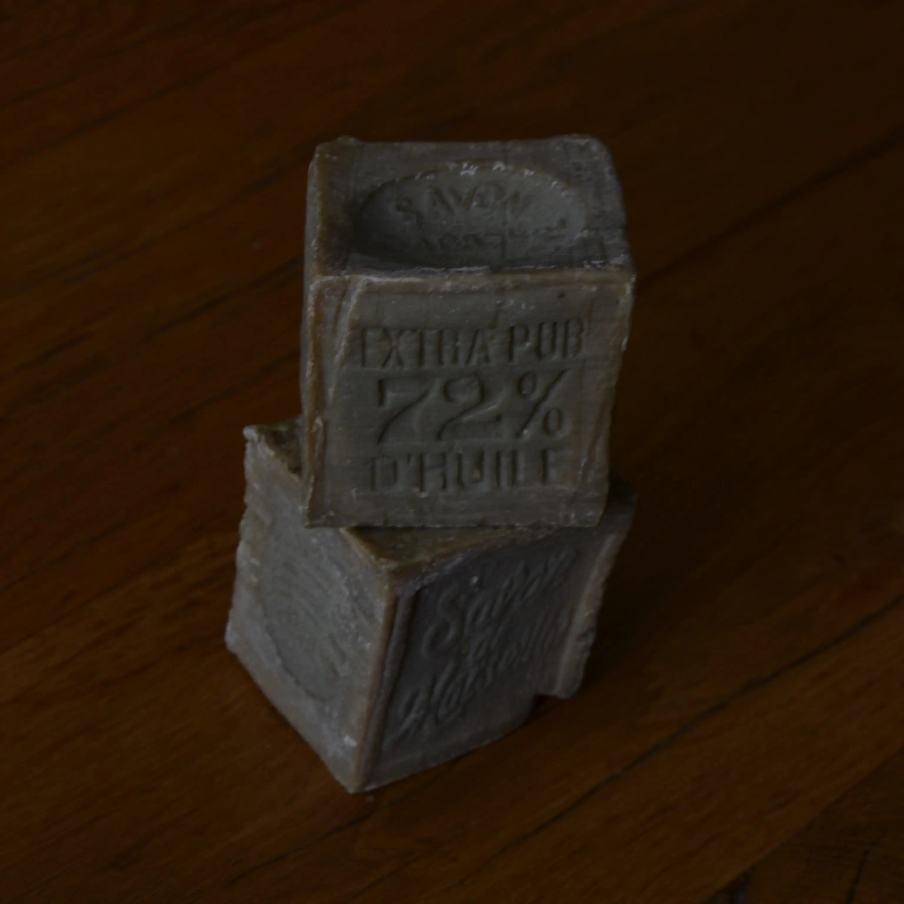 Image of traditional Marseille soap 72% olive oil | Le sens des choses, online store for artisanal, natural and eco-responsible products, made in France or Europe: artisanal soaps, scented candles, zero-waste accessories.