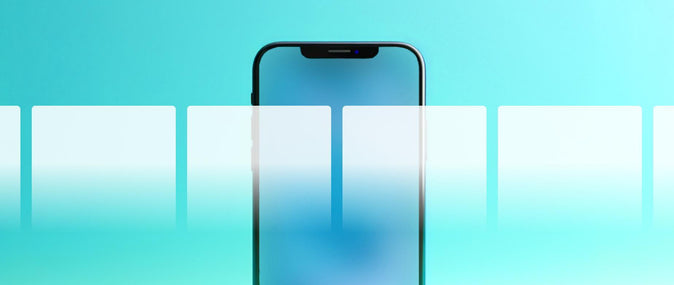 iPhone 앞에 반투명 블록들로 구성된 줄은 동적 광고 슬라이드를 나타냅니다.