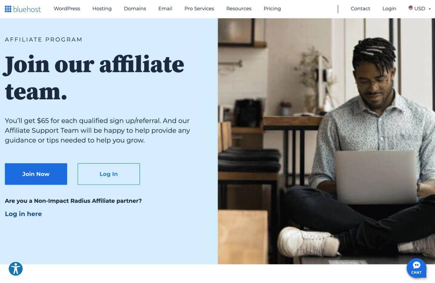 Bluehost 화면 캡처와 파란색 배경 및 노트북을 사용하는 남성 이미지.