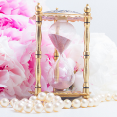 Sand timer with pink flowers and pearls