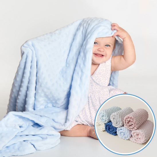 bebe assise avecc ouverture bebe sur tete heureuse couverturepolaire bebe bleu