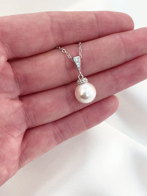 
            
                Load and play video in Gallery viewer, Classic Pearl Pendant | Short
            
        
