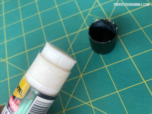 What is the best glue for gluing paper?