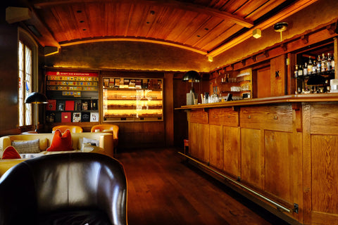 Cigar Bar mit Wand Humidor des Hotel Storchen in Zürich